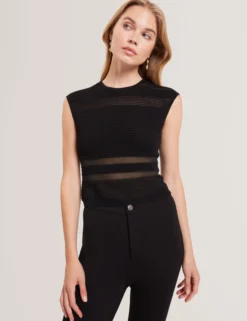 Ärmelloses Crop-Top aus transparentem Strick mit Einsätzen