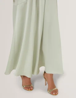 Ärmelloses Maxikleid aus Satin mit V-Ausschnitt