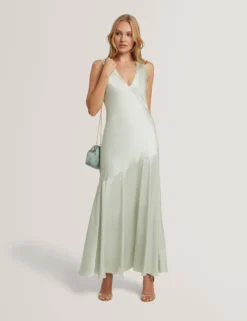 Ärmelloses Maxikleid aus Satin mit V-Ausschnitt