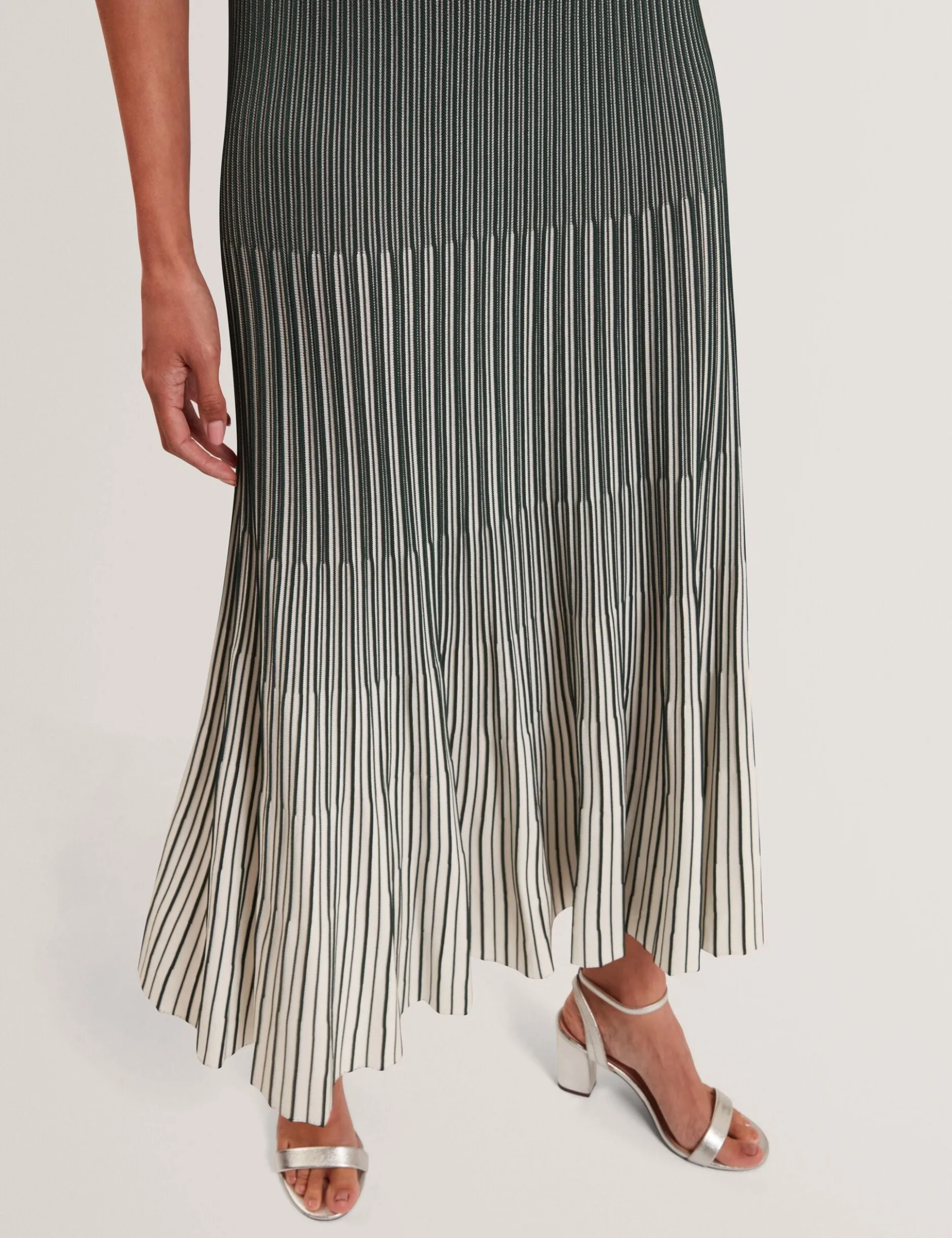 Ärmelloses Midikleid aus Strick mit Strukturstreifen