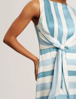 Ärmelloses Midikleid mit blauen Streifen und Bindeband vorne