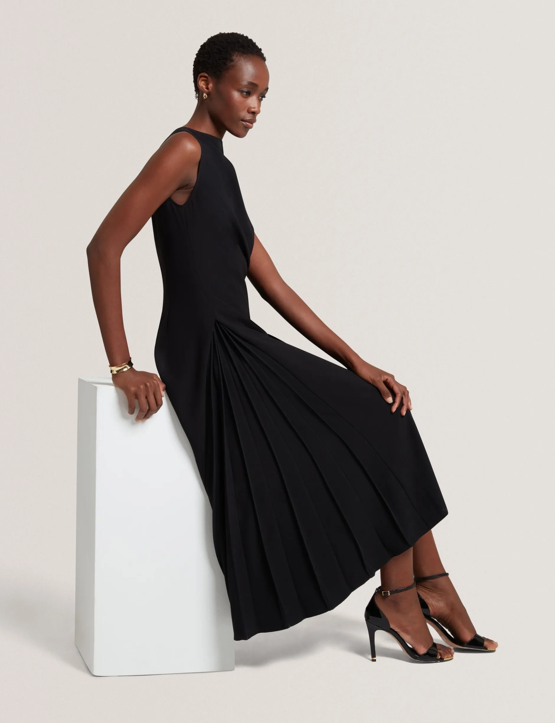 Ärmelloses Midikleid mit Faltendetails