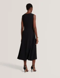 Ärmelloses Midikleid mit Faltendetails