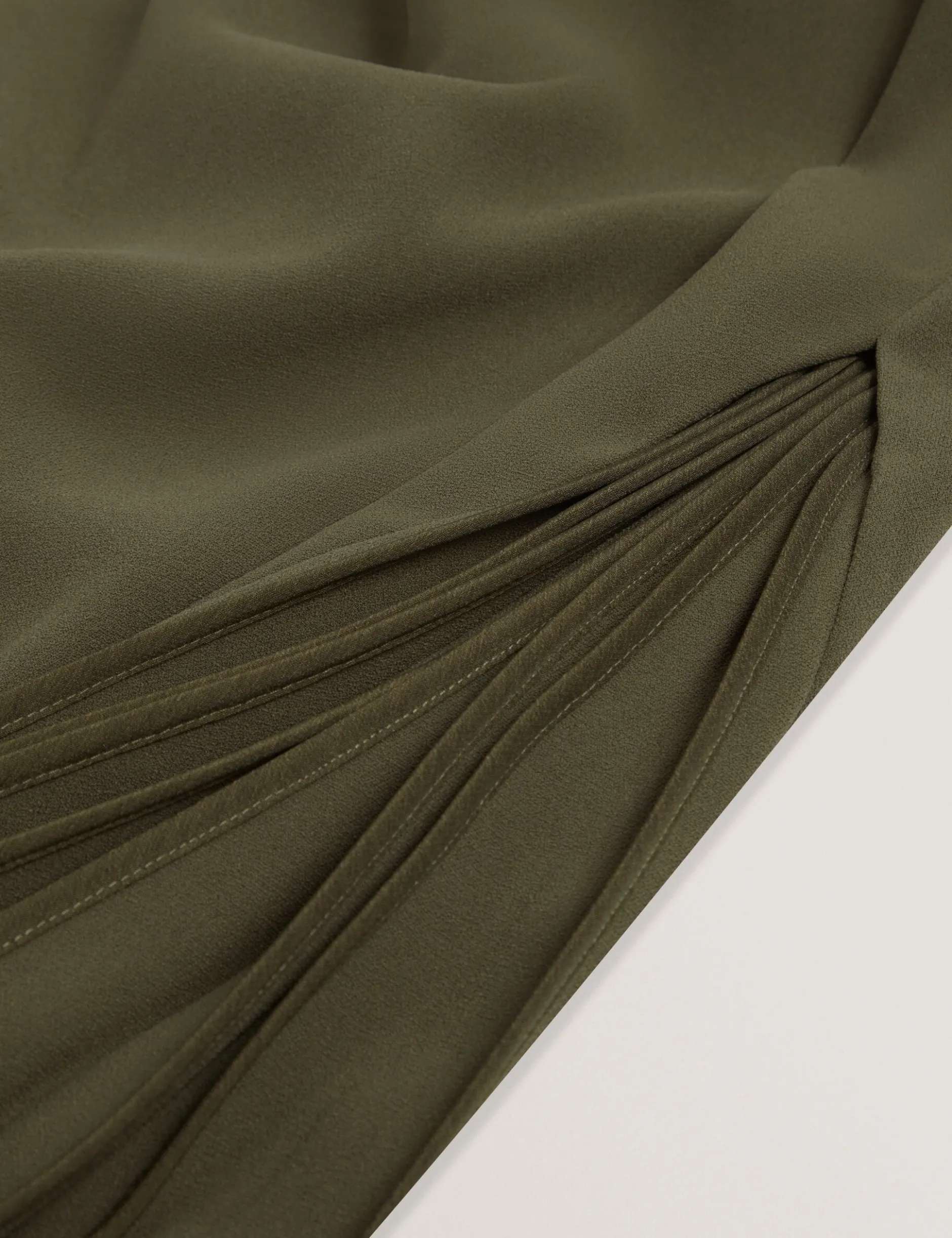 Ärmelloses Midikleid mit Faltendetails