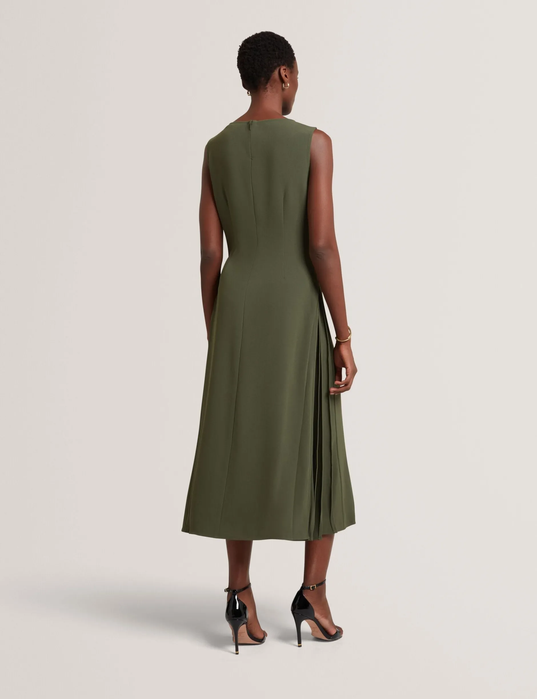 Ärmelloses Midikleid mit Faltendetails