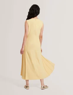 Ärmelloses Midikleid mit Faltendetails