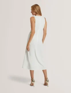 Ärmelloses Midikleid mit Raffungen und Stegdetails