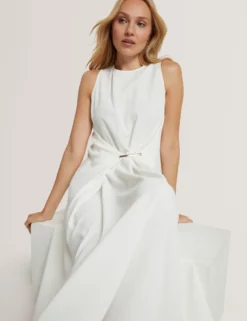 Ärmelloses Midikleid mit Raffungen und Stegdetails