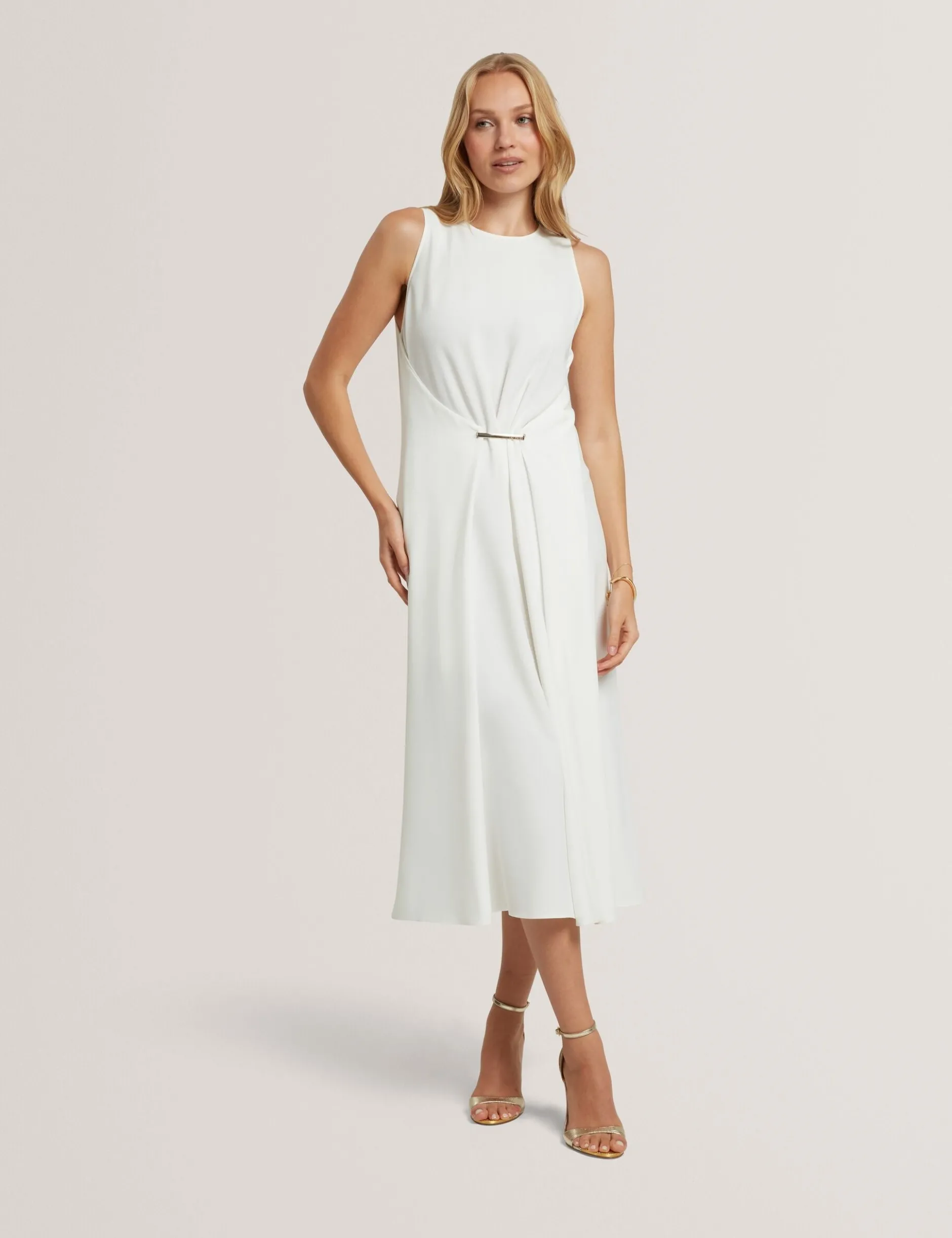 Ärmelloses Midikleid mit Raffungen und Stegdetails