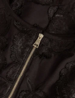 Ärmelloses Midikleid mit strukturierter Rosenstickerei