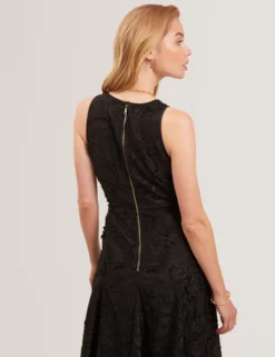 Ärmelloses Midikleid mit strukturierter Rosenstickerei