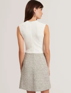 Ärmelloses Minikleid aus Bouclé-Strick