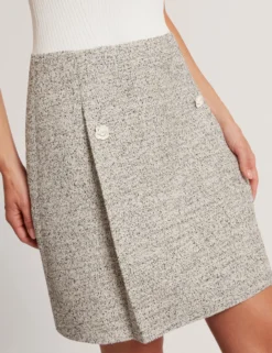 Ärmelloses Minikleid aus Bouclé-Strick