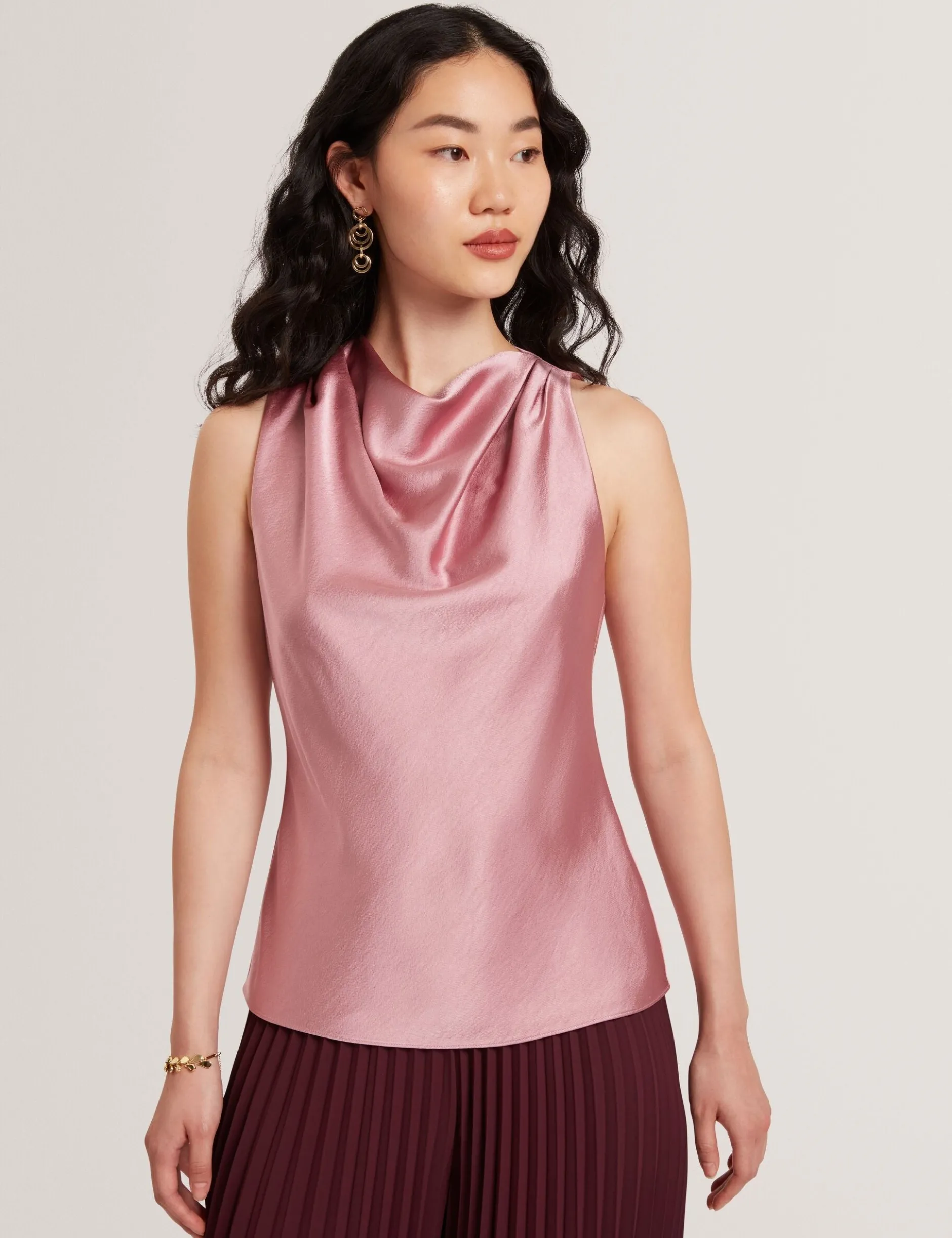 Ärmelloses Satin-Top mit hohem Wasserfallausschnitt