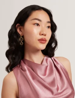 Ärmelloses Satin-Top mit hohem Wasserfallausschnitt