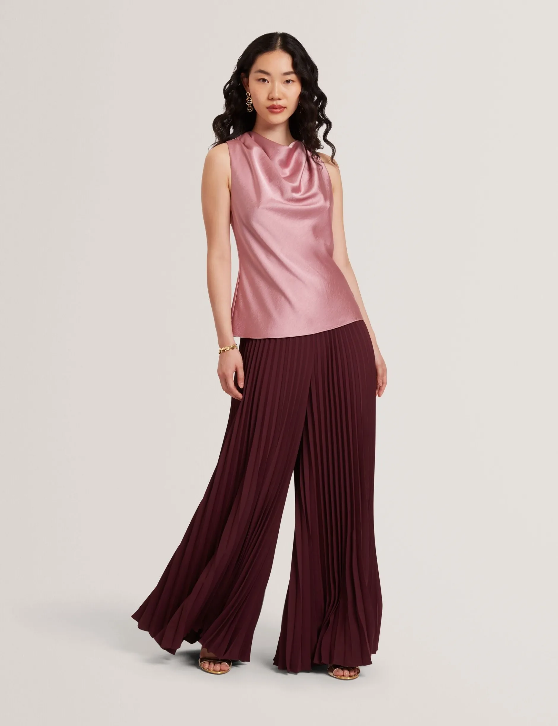 Ärmelloses Satin-Top mit hohem Wasserfallausschnitt