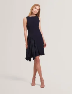 Ärmelloses Strickminikleid mit Falteneinsatz