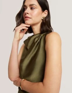 Ärmelloses Top aus Satin mit Wasserfallausschnitt