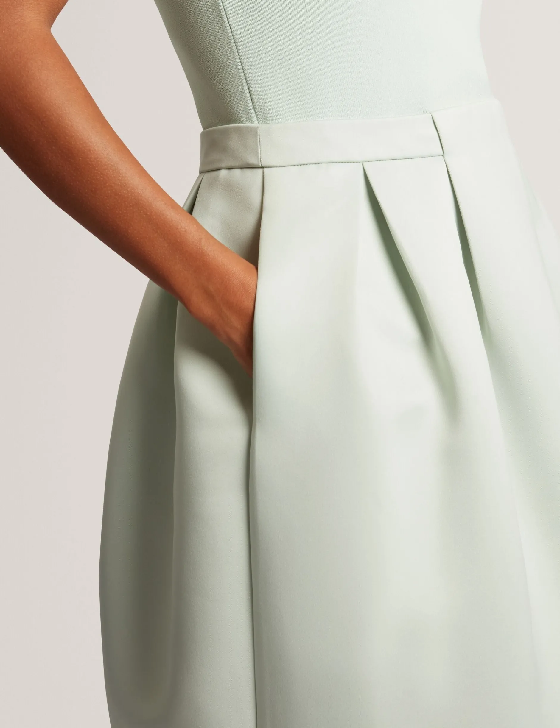 Ärmelloses Tulpen-Midikleid aus Strick und Satin