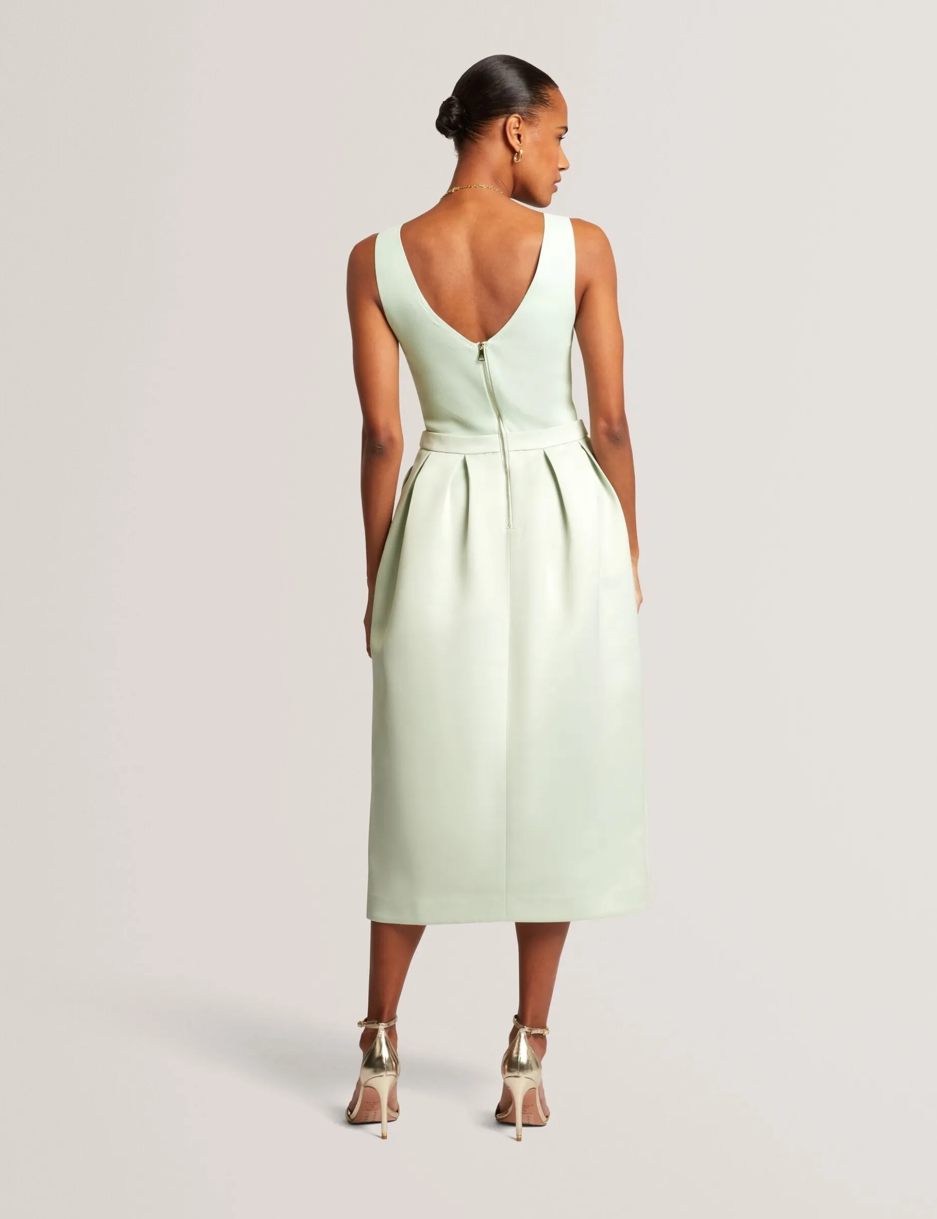 Ärmelloses Tulpen-Midikleid aus Strick und Satin
