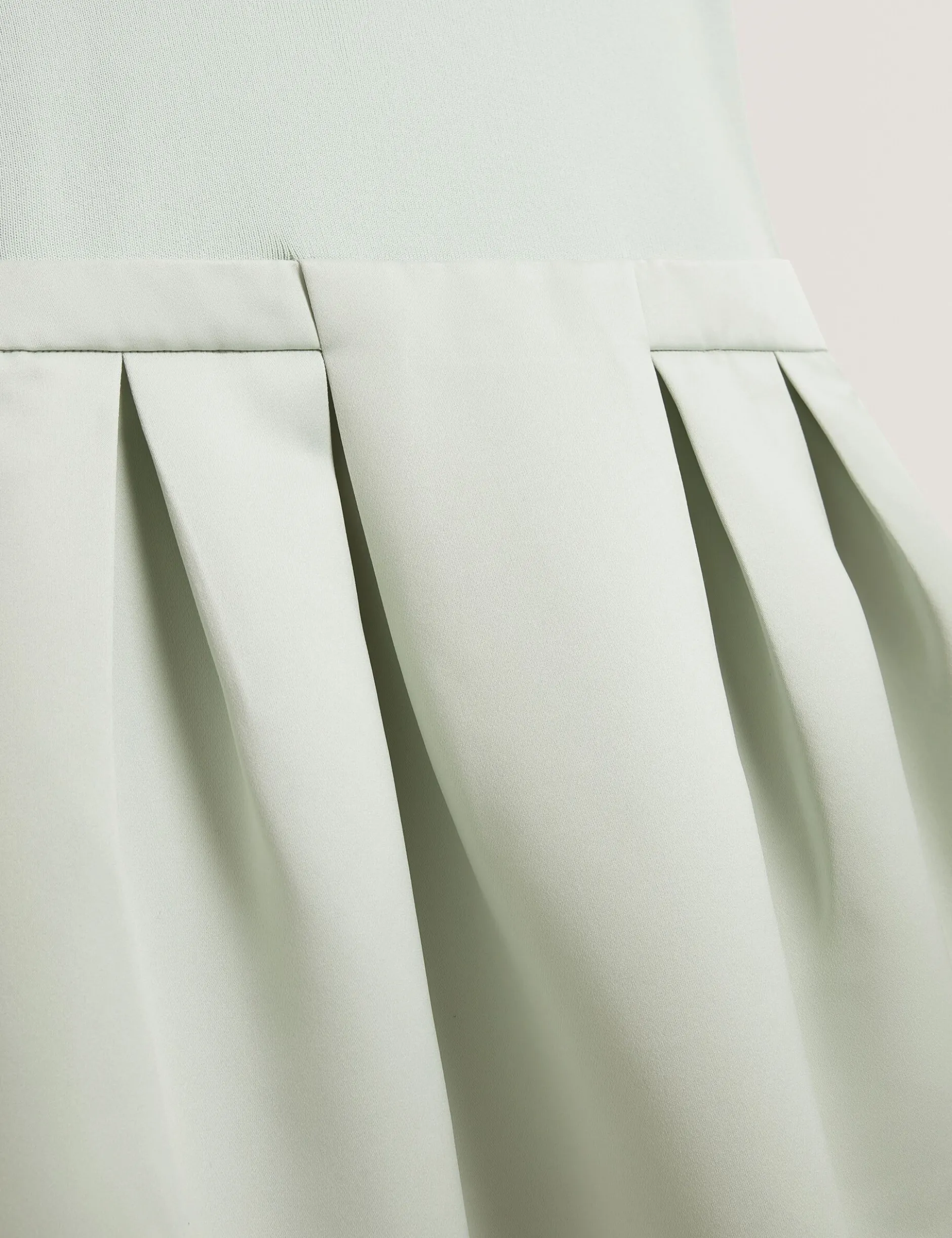 Ärmelloses Tulpen-Midikleid aus Strick und Satin