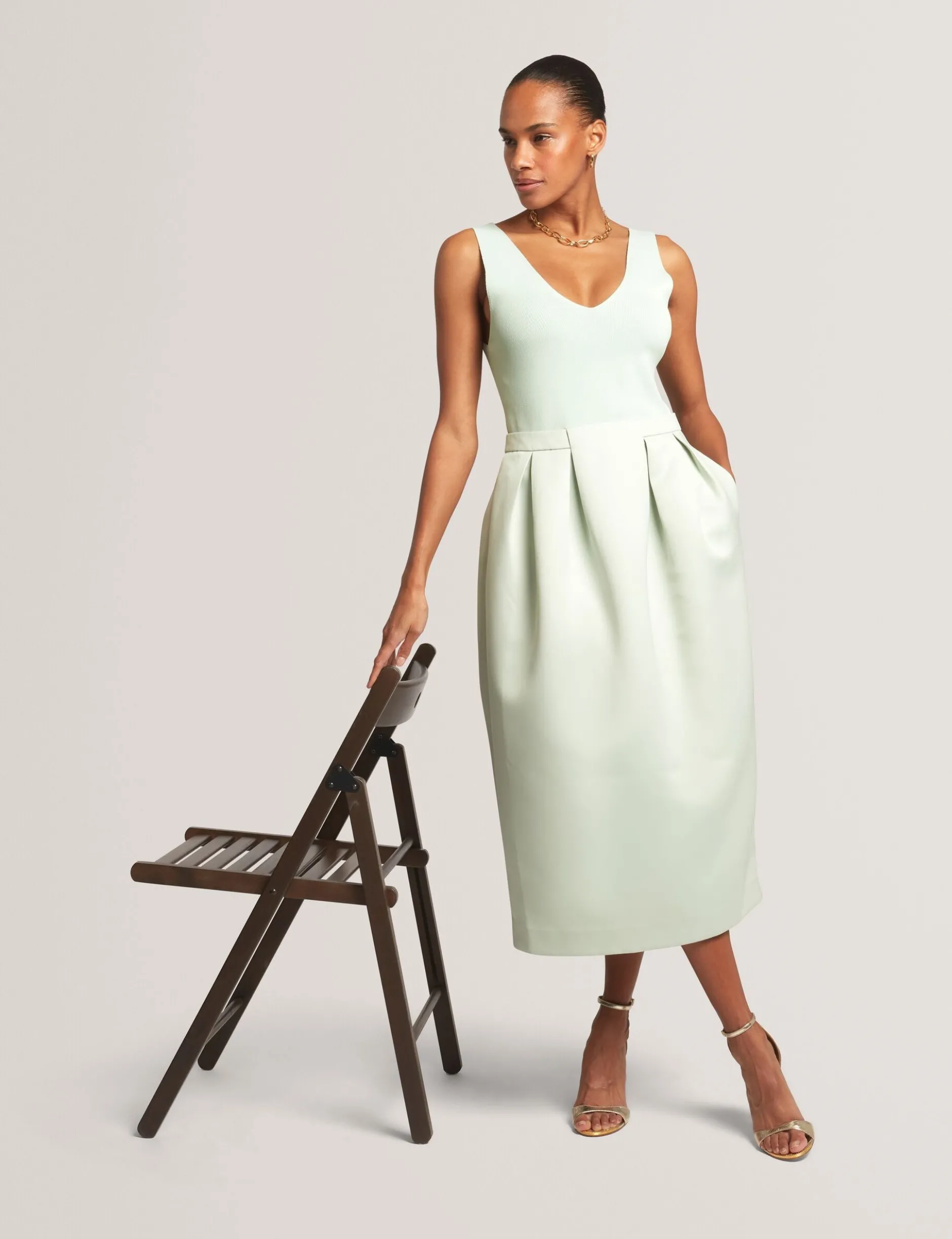 Ärmelloses Tulpen-Midikleid aus Strick und Satin