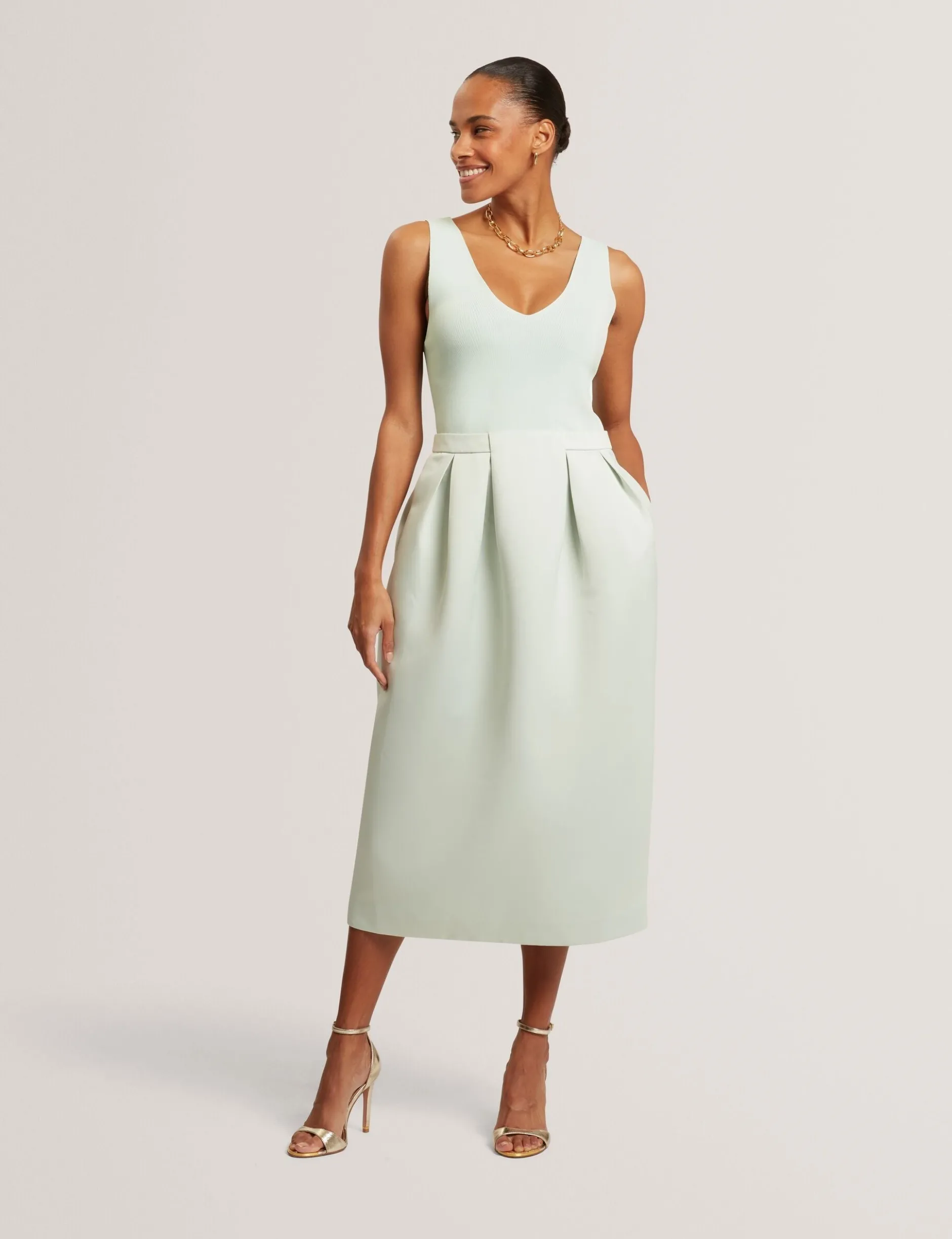 Ärmelloses Tulpen-Midikleid aus Strick und Satin