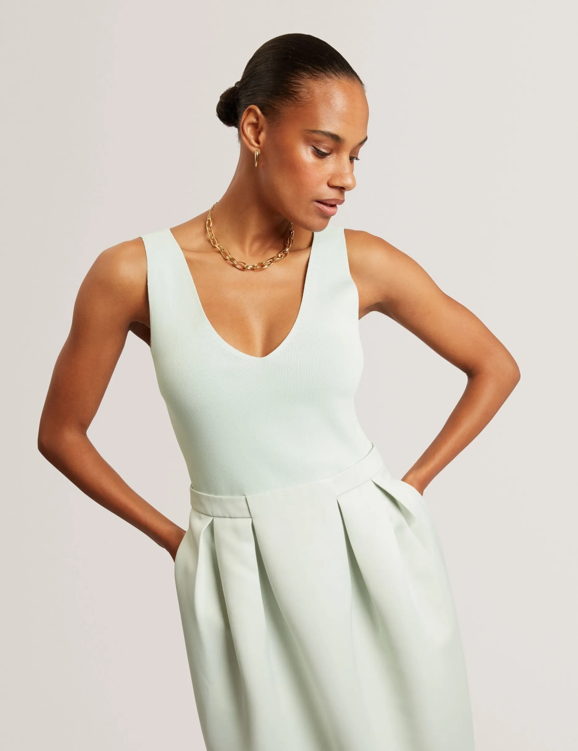 Ärmelloses Tulpen-Midikleid aus Strick und Satin