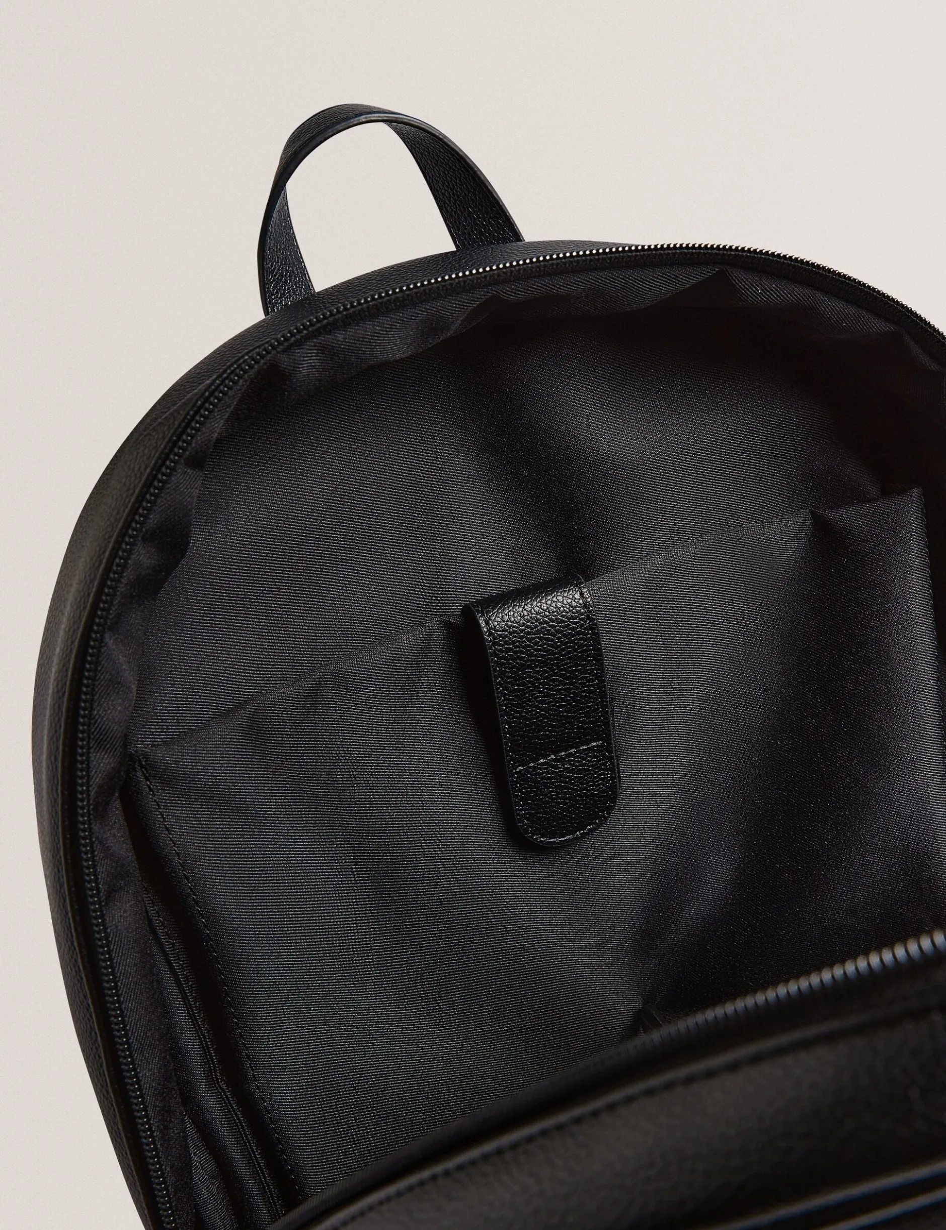 Rucksack aus Kunstleder mit Streifenmuster