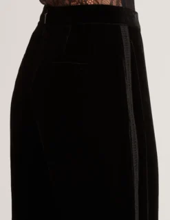 Samthose mit schmal zulaufendem Bein