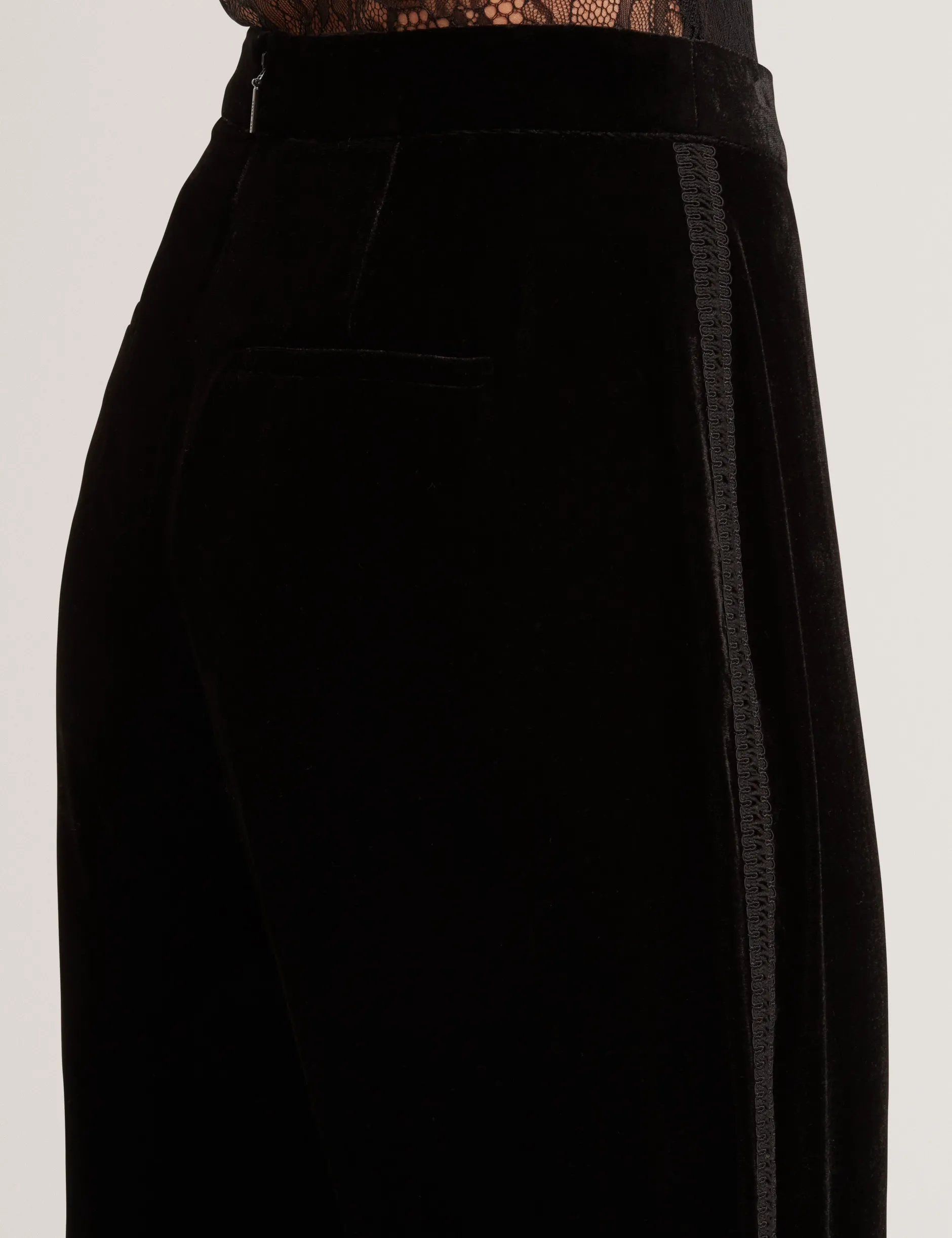 Samthose mit schmal zulaufendem Bein