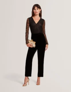 Samthose mit schmal zulaufendem Bein