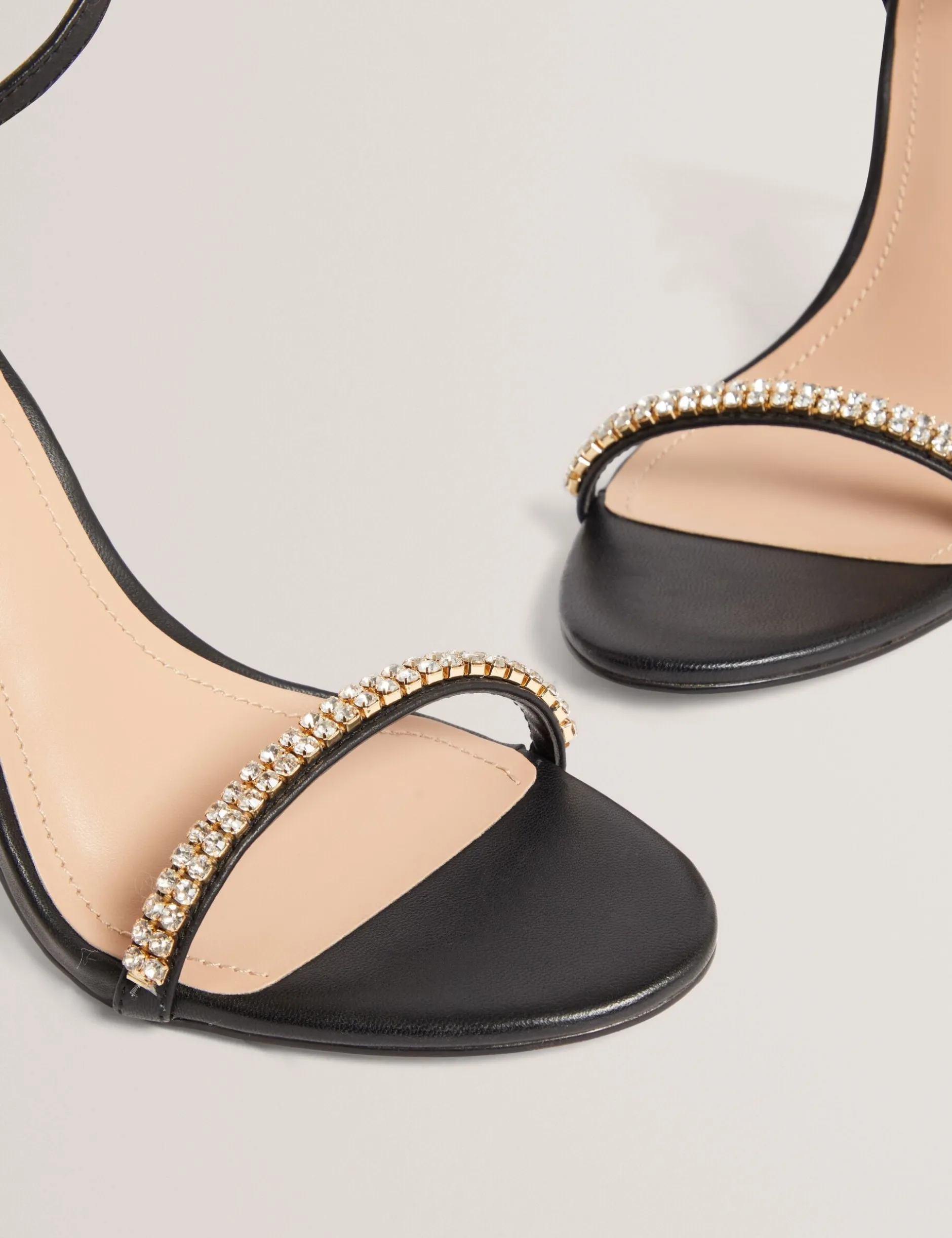 Sandalen mit Strassriemen und Stilettoabsatz