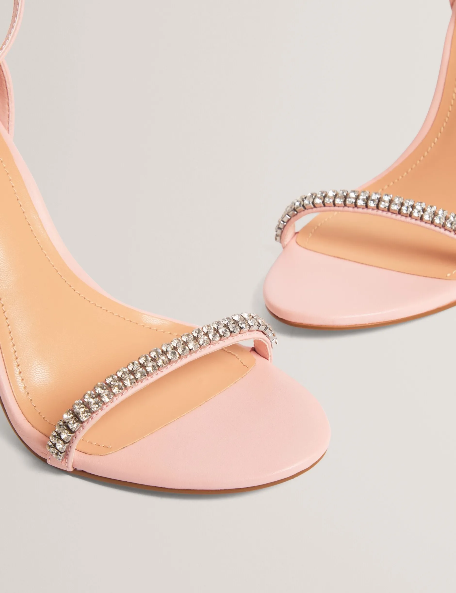 Sandalen mit Strassriemen und Stilettoabsatz