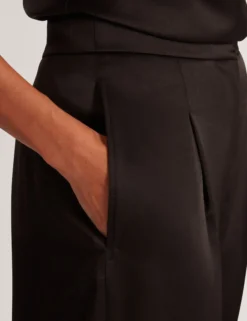 Satin-Hosen mit geschwungenem Bein