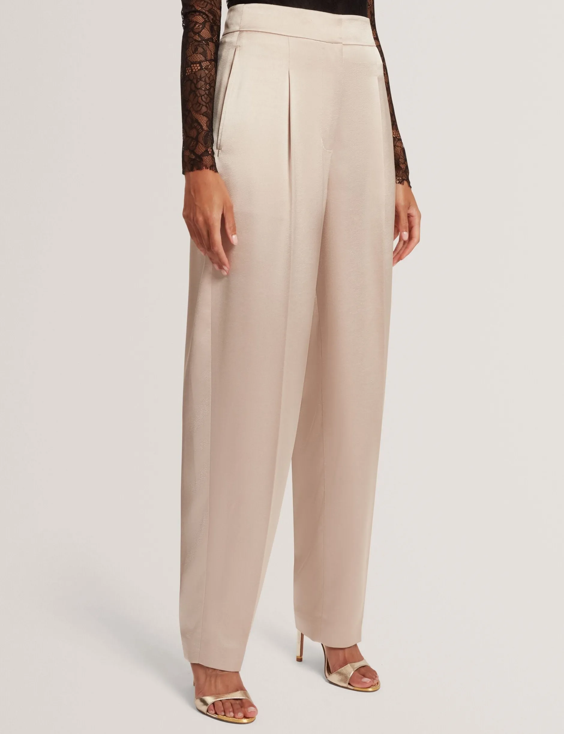 Satin-Hosen mit geschwungenem Bein