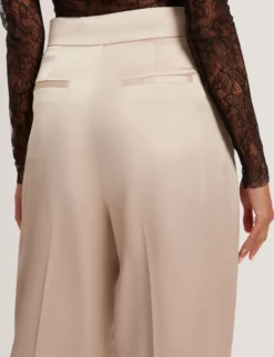 Satin-Hosen mit geschwungenem Bein