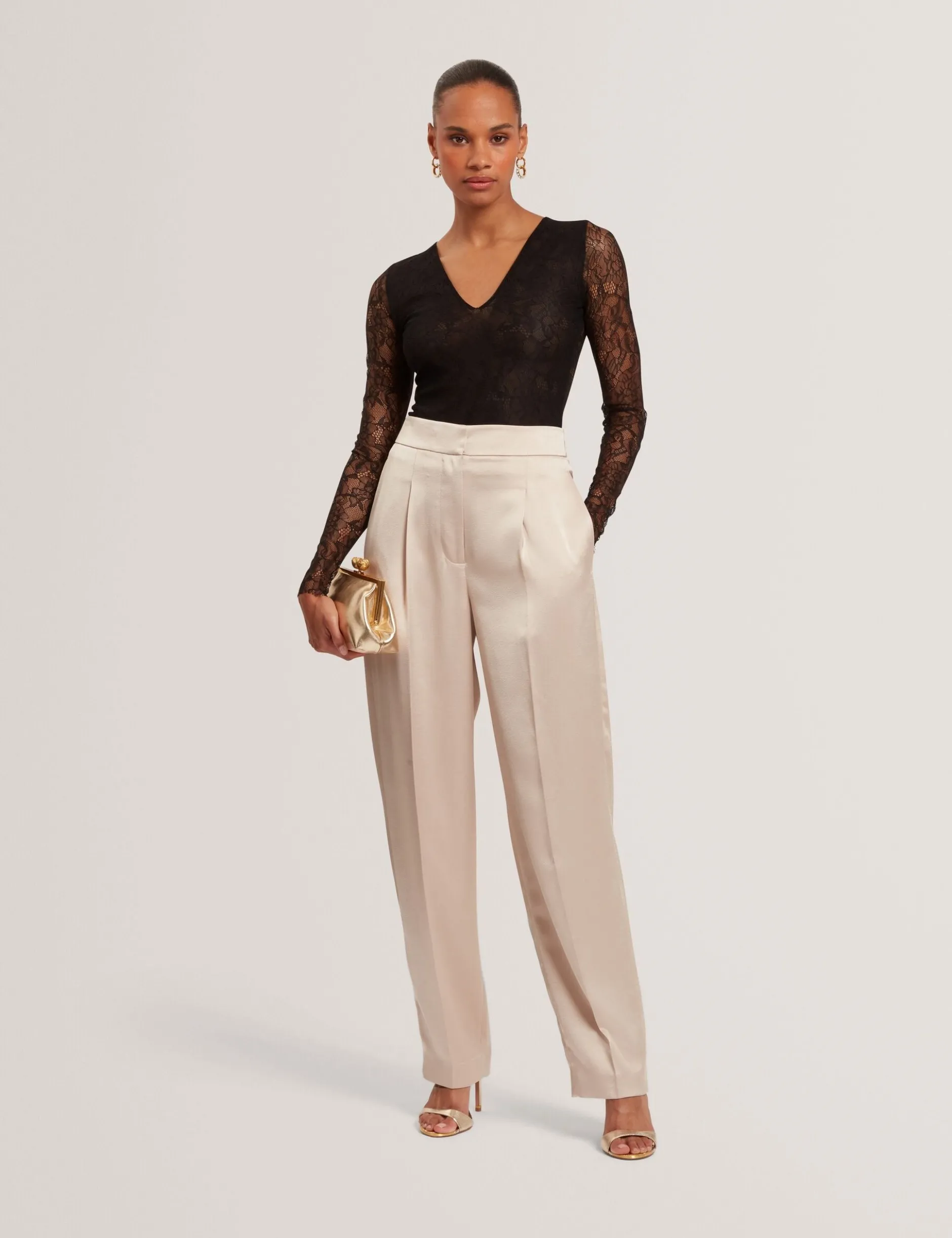 Satin-Hosen mit geschwungenem Bein