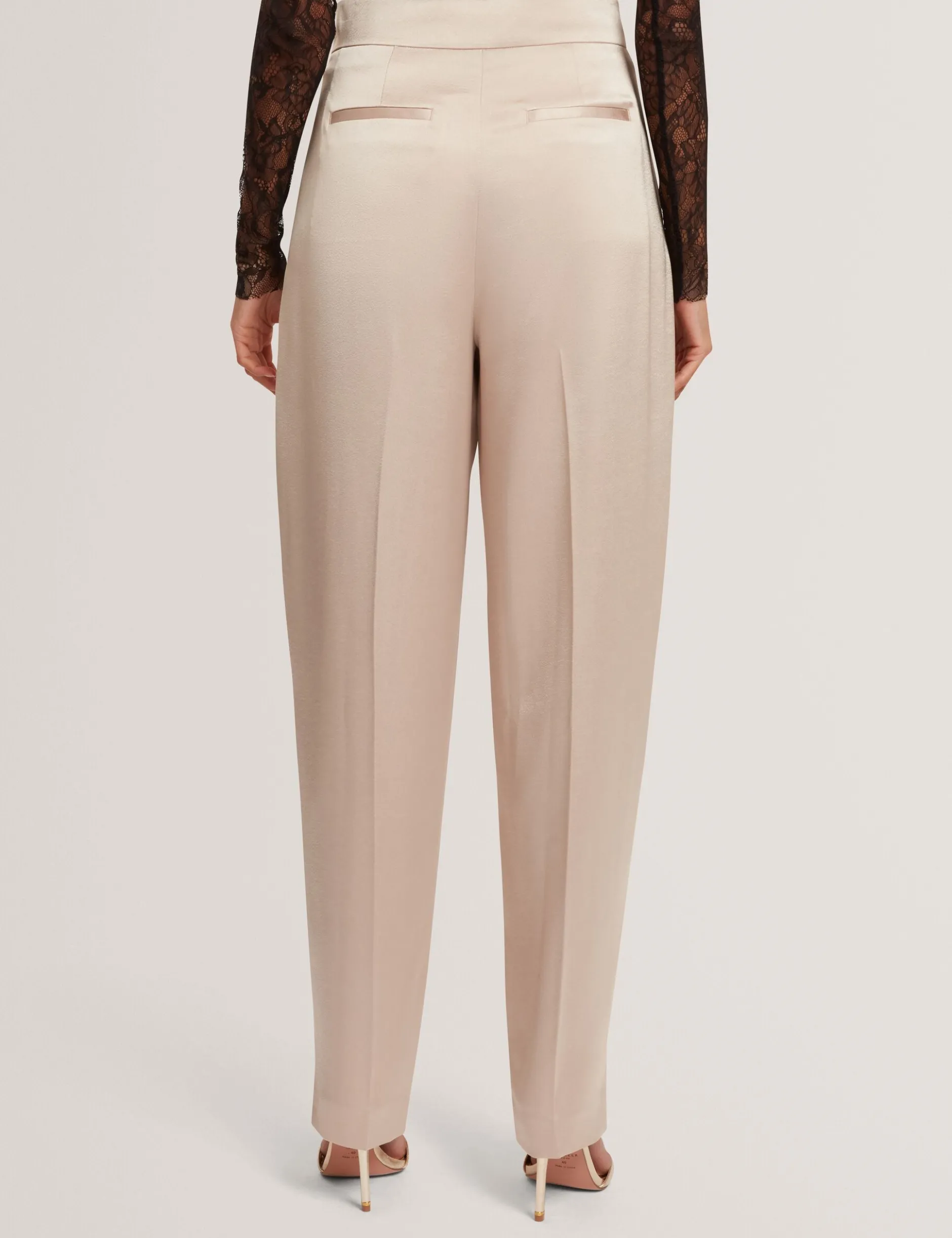 Satin-Hosen mit geschwungenem Bein