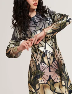 Satin-Midikleid mit Spiegelprint, langen Ärmeln