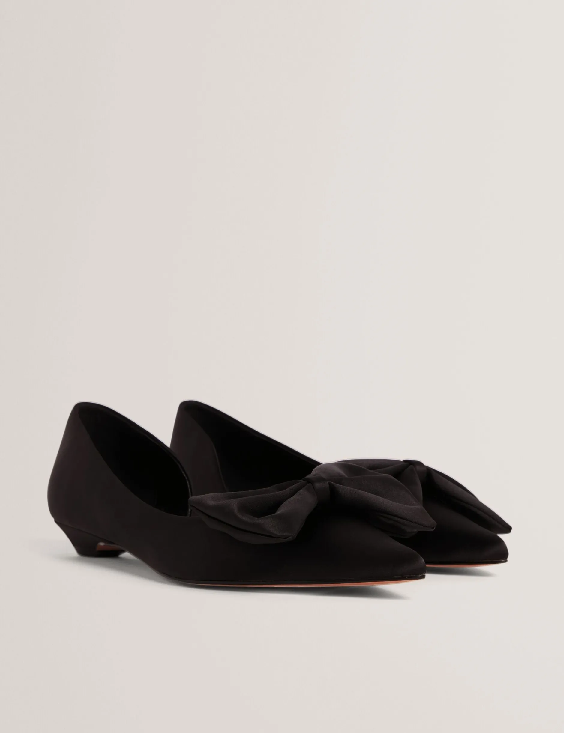 Satin-Pumps mit Schleifenverzierung und spitzer Zehenpartie
