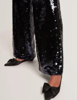Satin-Pumps mit Schleifenverzierung und spitzer Zehenpartie