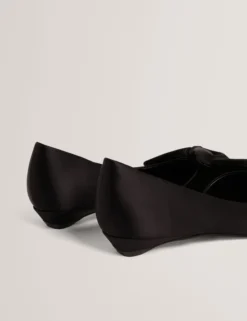 Satin-Pumps mit Schleifenverzierung und spitzer Zehenpartie