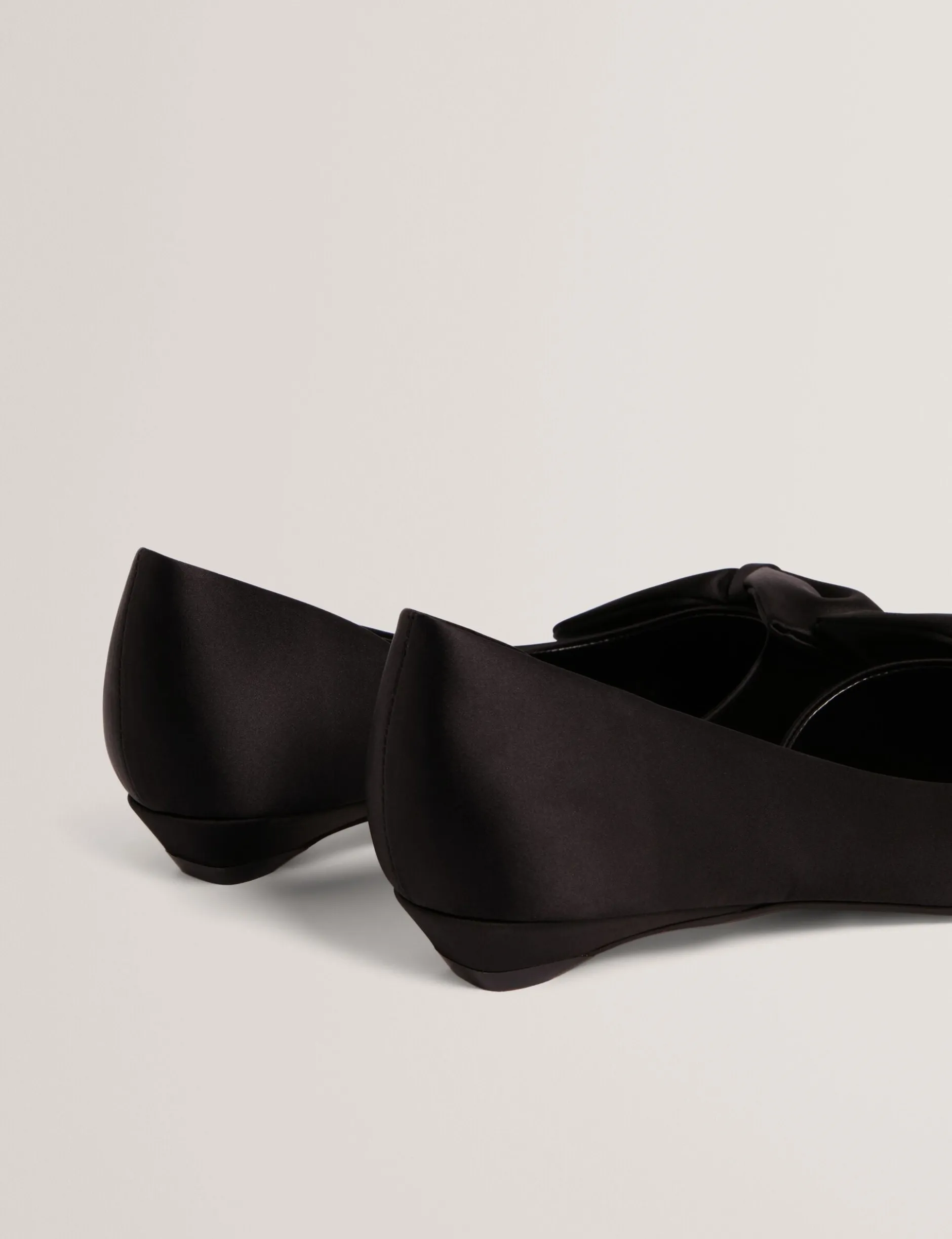 Satin-Pumps mit Schleifenverzierung und spitzer Zehenpartie