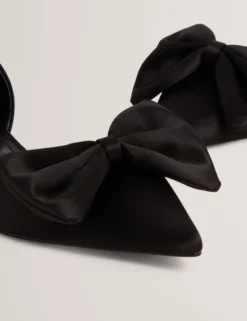 Satin-Pumps mit Schleifenverzierung und spitzer Zehenpartie