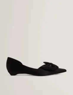 Satin-Pumps mit Schleifenverzierung und spitzer Zehenpartie