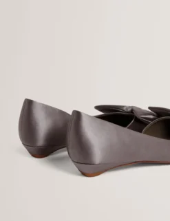 Satin-Pumps mit Schleifenverzierung und spitzer Zehenpartie