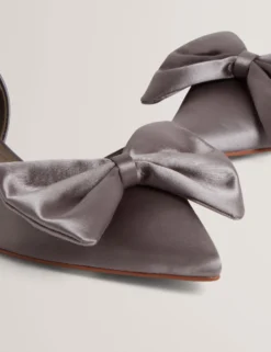 Satin-Pumps mit Schleifenverzierung und spitzer Zehenpartie