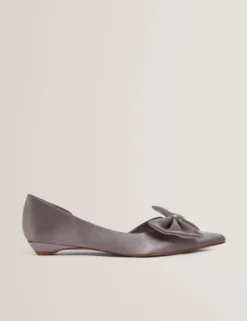 Satin-Pumps mit Schleifenverzierung und spitzer Zehenpartie