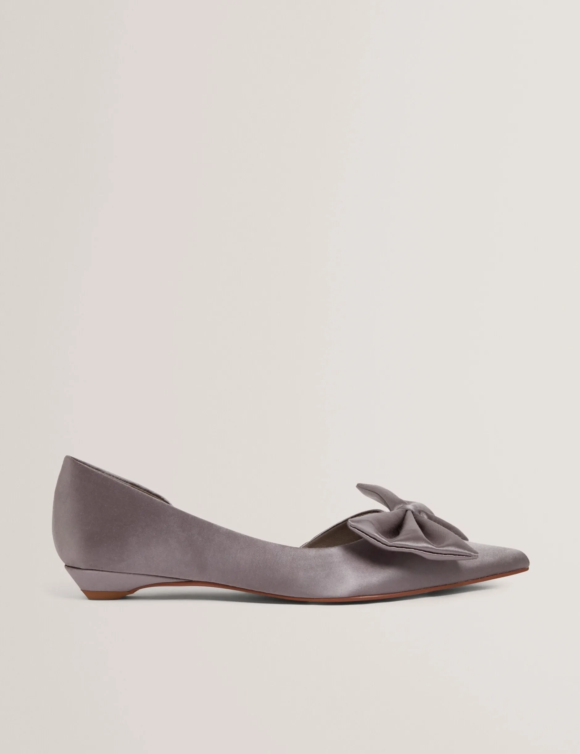 Satin-Pumps mit Schleifenverzierung und spitzer Zehenpartie